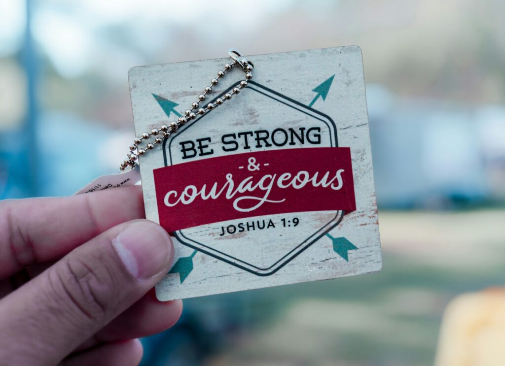 chain of be strong and courageous